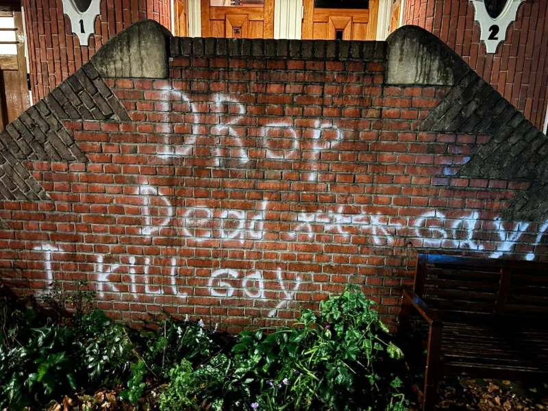 Gezin in Amsterdam verwijdert Pridevlag na baksteen en doodsbedreigingen gericht op slaapkamer dochter