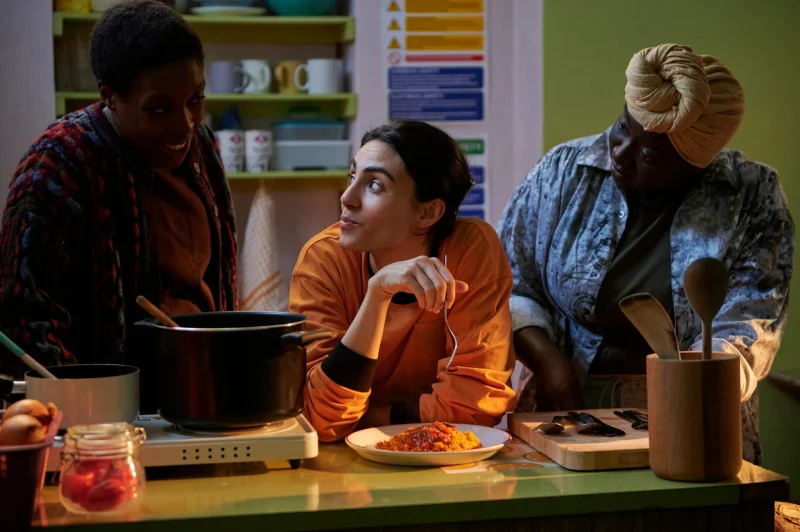 Film: 'Dreamers' toont queer liefdesverhaal in Brits immigratiecentrum