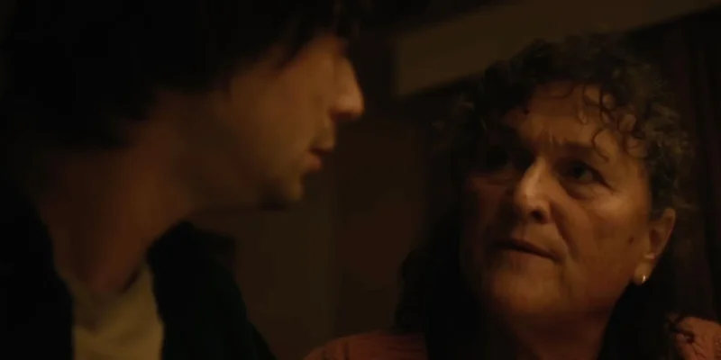 Coach Beiste uit Glee fokt nu mensen in een bizarre nieuwe horrorfilm
