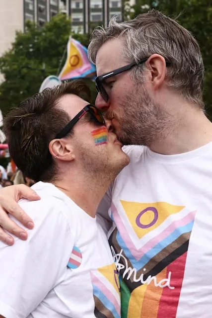Pride in Londen combineert feest met protest en benadrukt bedreigingen voor lhbti+-rechten featured image
