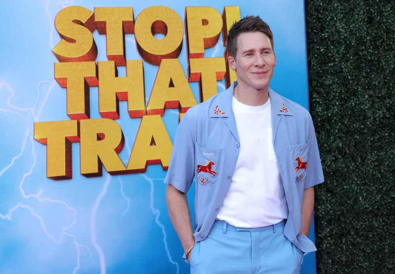Nieuwe serie Dustin Lance Black is liefdesbrief aan zijn homoseksuele broer die van metal hield
