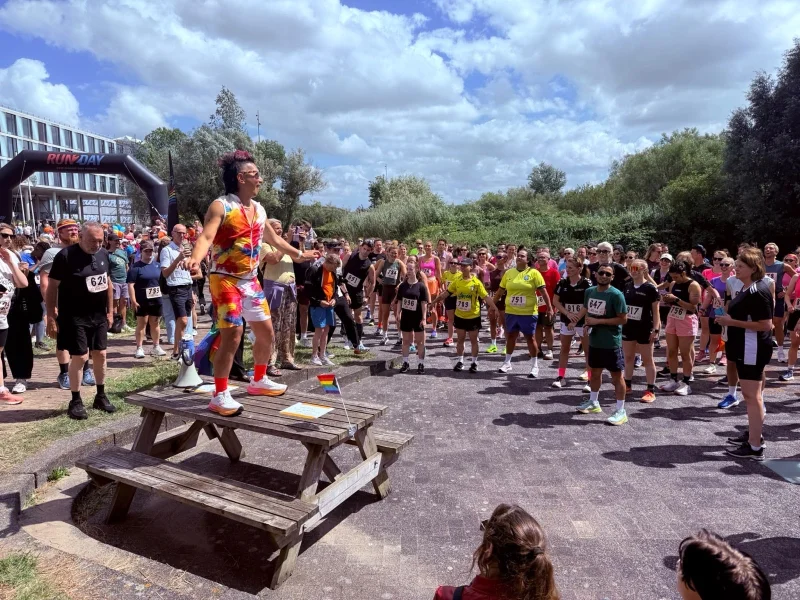 Uitverkochte Amsterdam Pride Run: 700 deelnemers vieren sport en inclusie